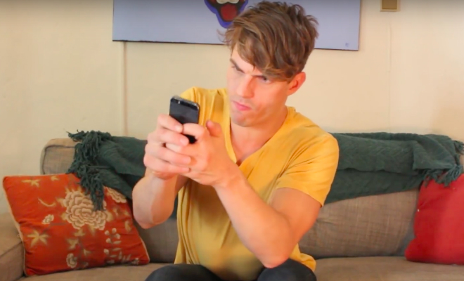 Quand Grindr plante : un court-métrage drôle sur notre addiction à l’appli