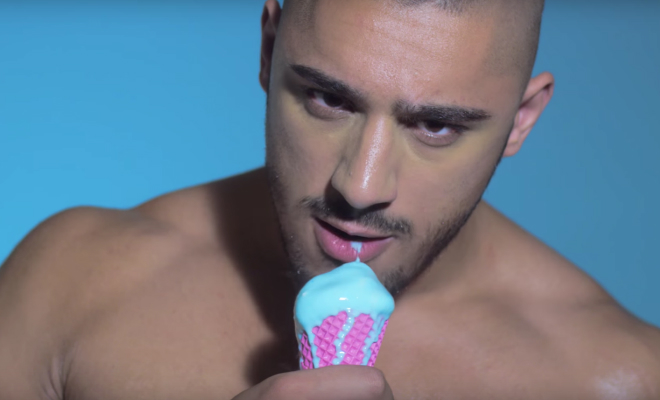 Les garçons du club gay Room Service en promo sexy