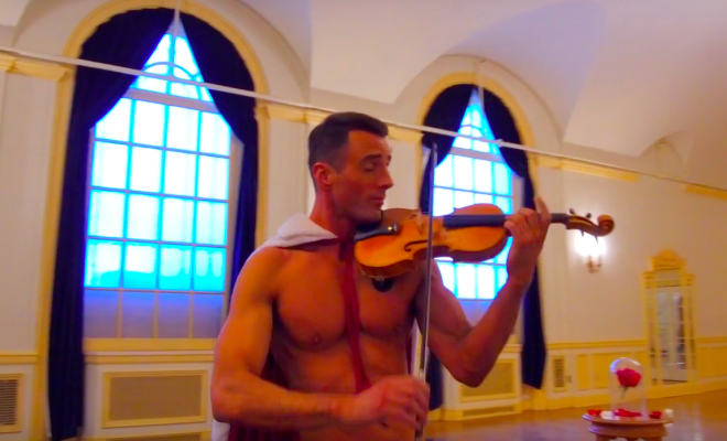 Quand le « Shirtless Violinist » joue au Prince Charmant