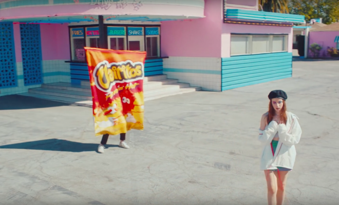 Clairo « Flaming Hot Cheetos »