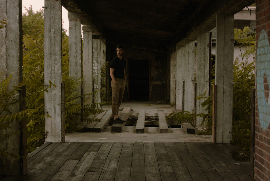 UNDER THE RAIN de Noel Alejandro (2019) garçons et ruines