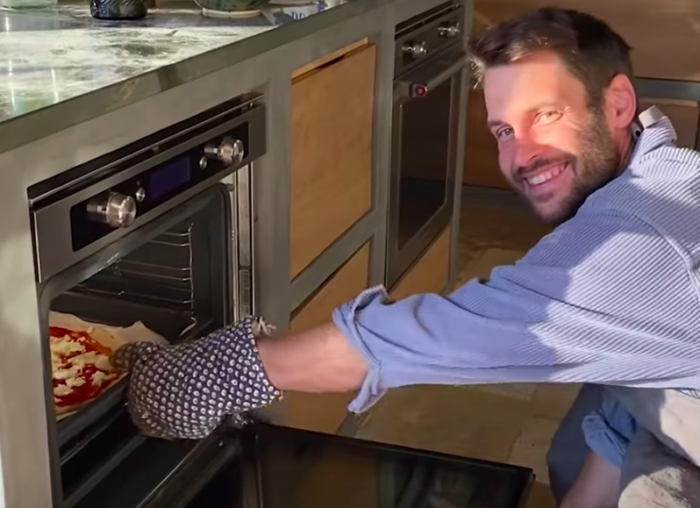 Une petite pizza avec Simon Porte Jacquemus ?