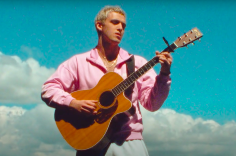 Lauv interprète « Modern Loneliness » en version acoustique