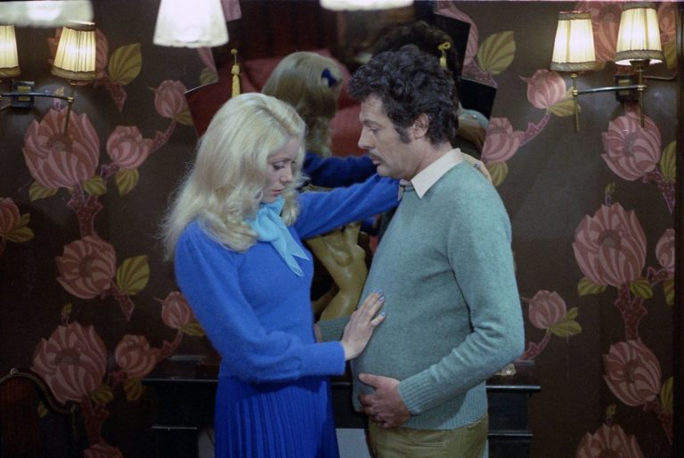 L’ÉVÉNEMENT LE PLUS IMPORTANT DEPUIS QUE L’HOMME A MARCHÉ SUR LA LUNE de Jacques Demy : l’homme enceinte