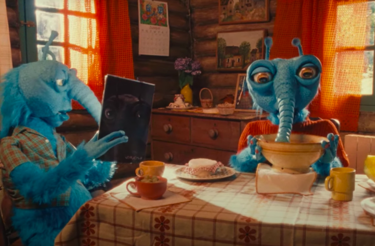 petit prince tendresse sur canapé