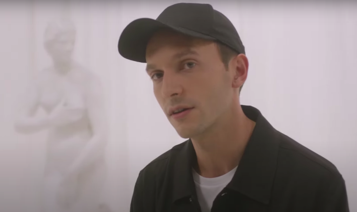 chien noir lumière bleue