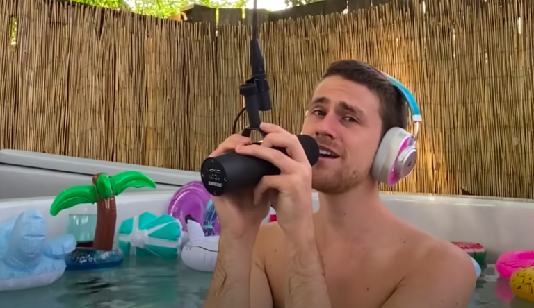 Still Woozy chante « Window » dans son jaccuzi