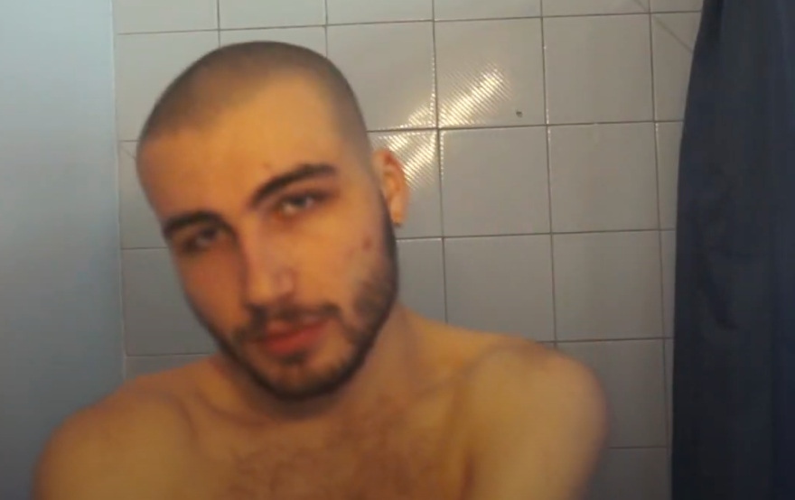 nikola avec un rouge