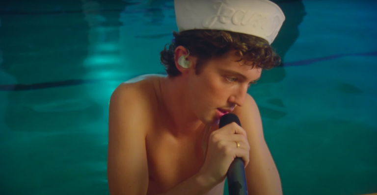 Troye Sivan chante « Could Cry just thinkin about you » dans une piscine