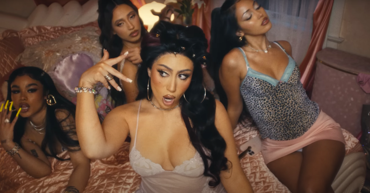 Kali Uchis toujours au top du sexy avec « Moonlight » - Pop and Films