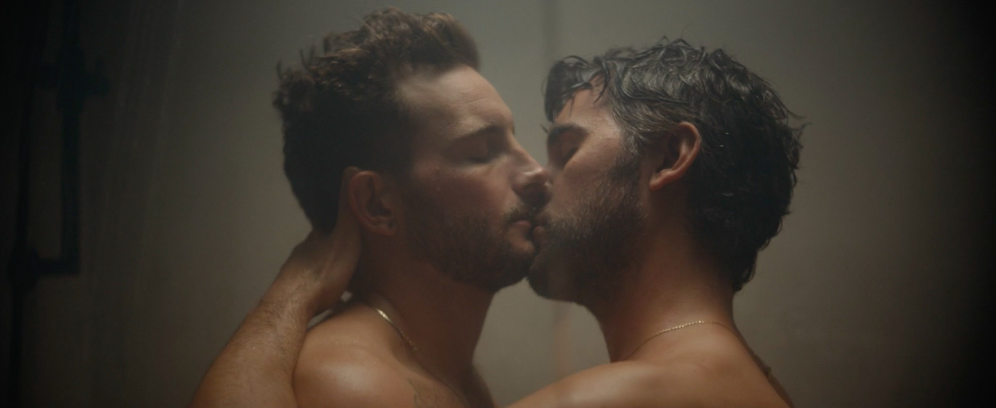 Nico Tortorella et Juan Pablo Di Pace dans le film À l’Horizon The Mattachine Family