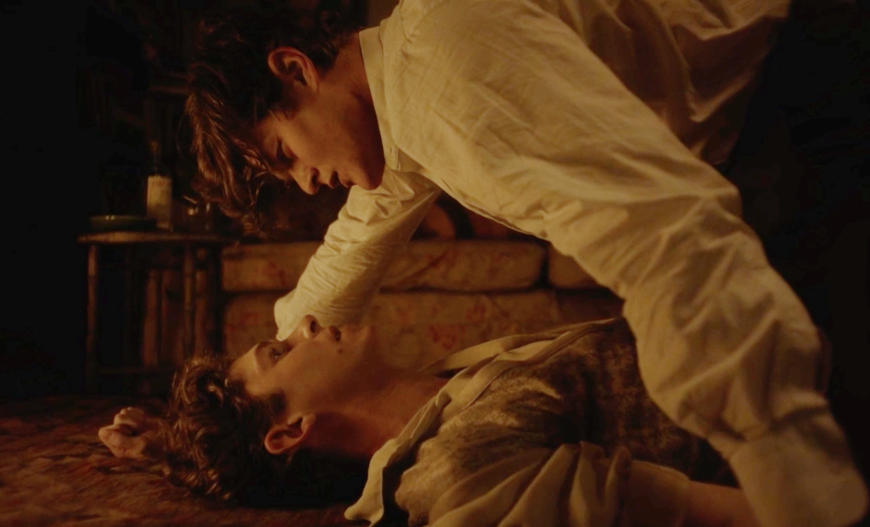 Fionn O’Shea et Robert Aramayo dans le film Les fleurs du silence