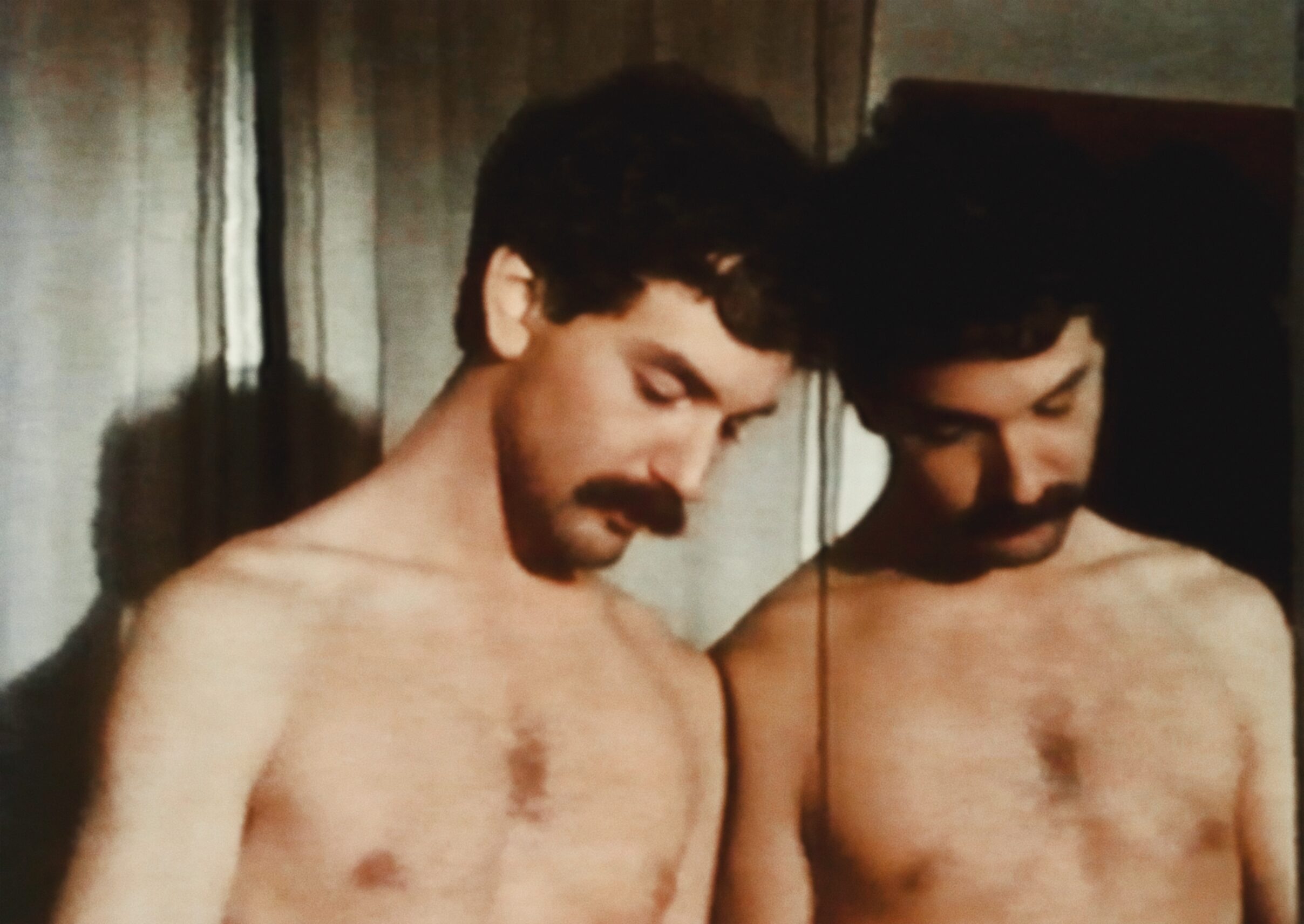 daniel holt le gay moustachu dans le film 501 de joe gage
