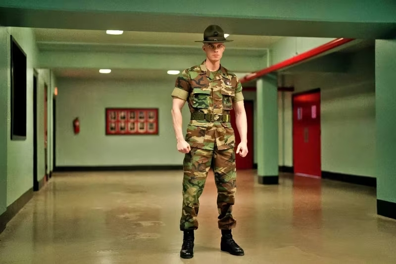 max parker alias sergent sullivan dans la série boots