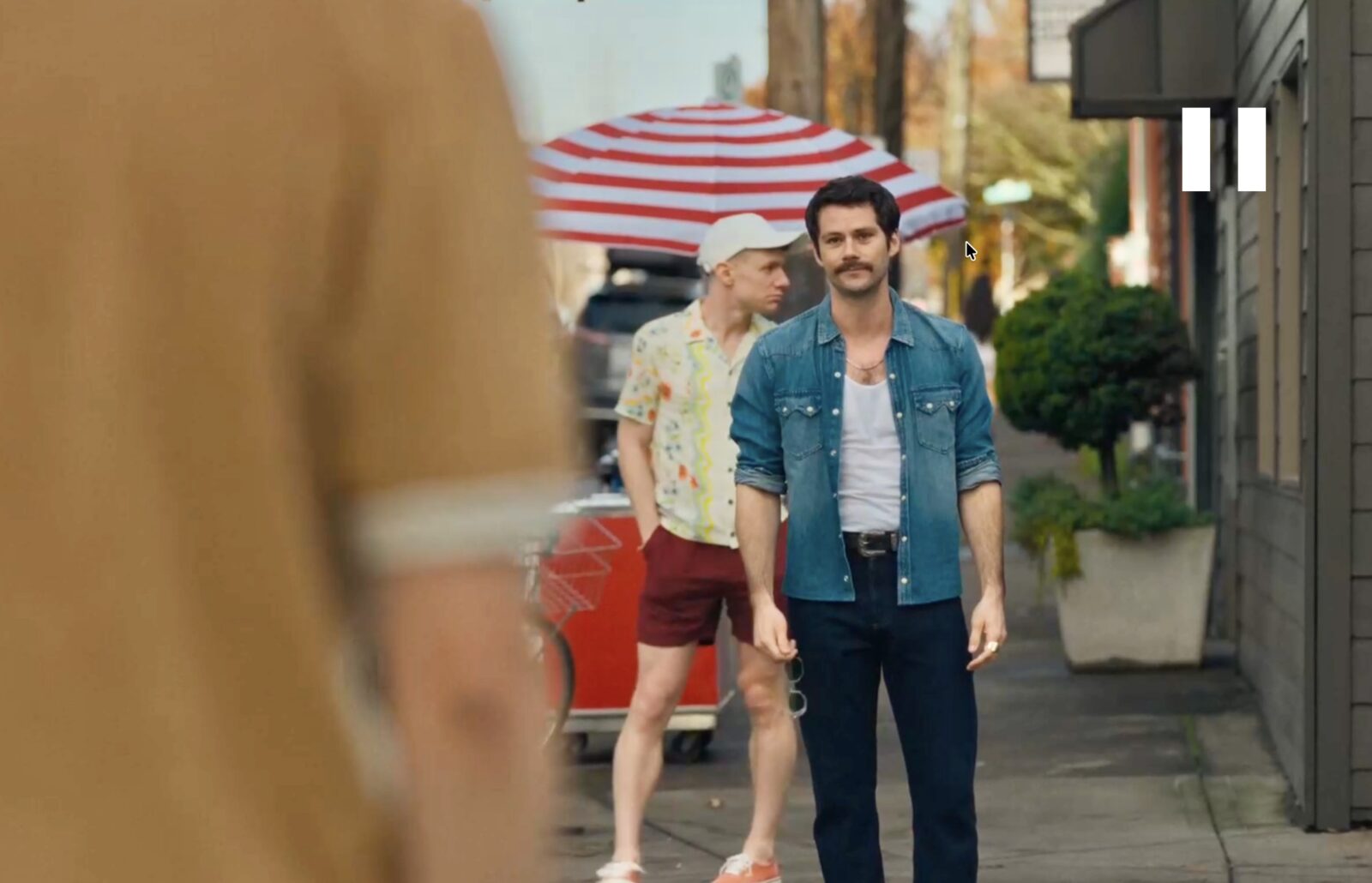 dylan o'brien moustachu dans le film twinless