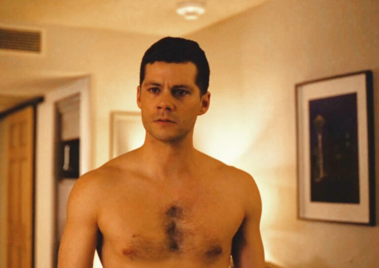 Dylan O'Brien dans le film gay Twinless de James Sweeney