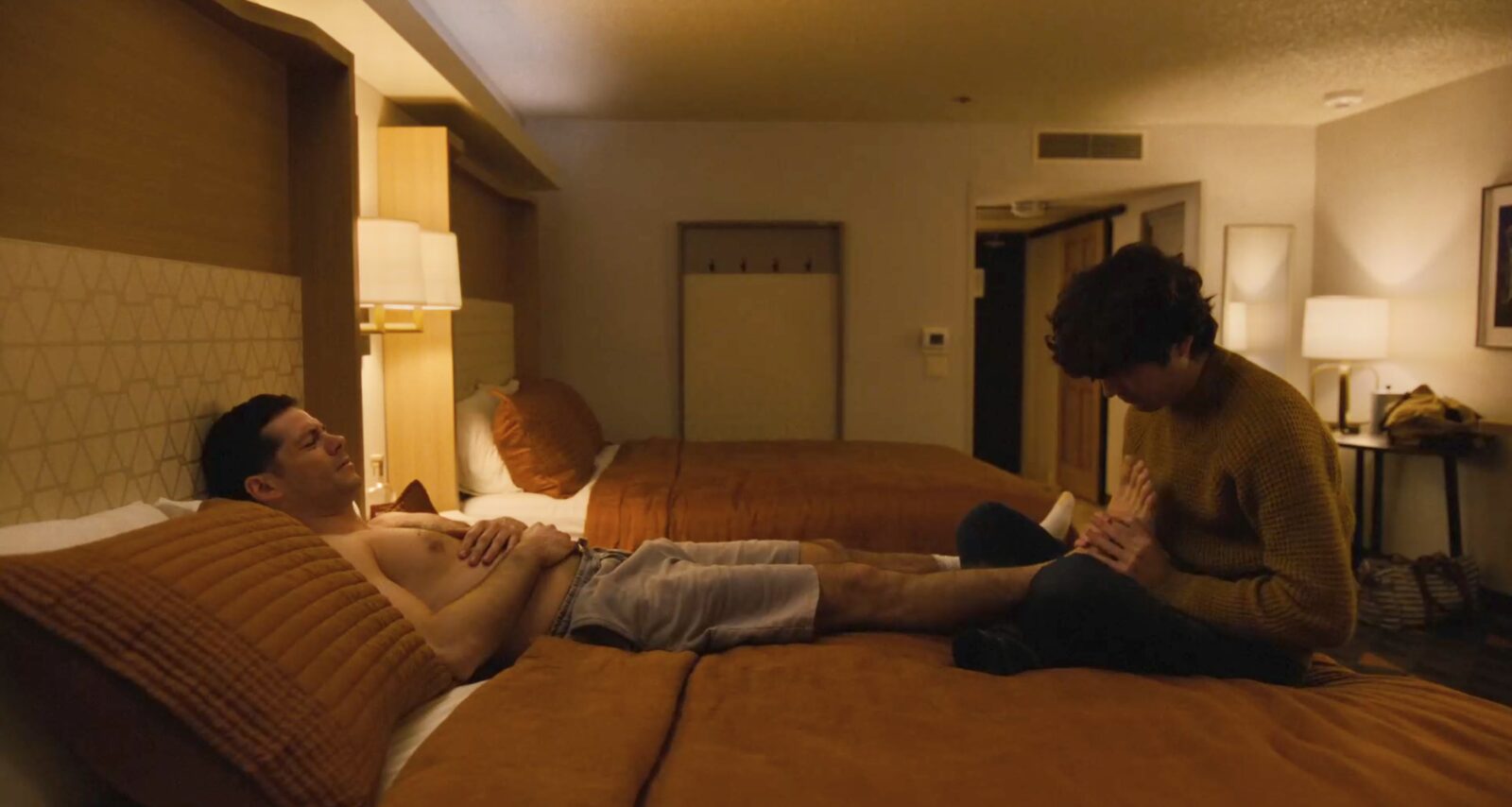 dylan o brien dans un rôle gay marquant dans le film twinless