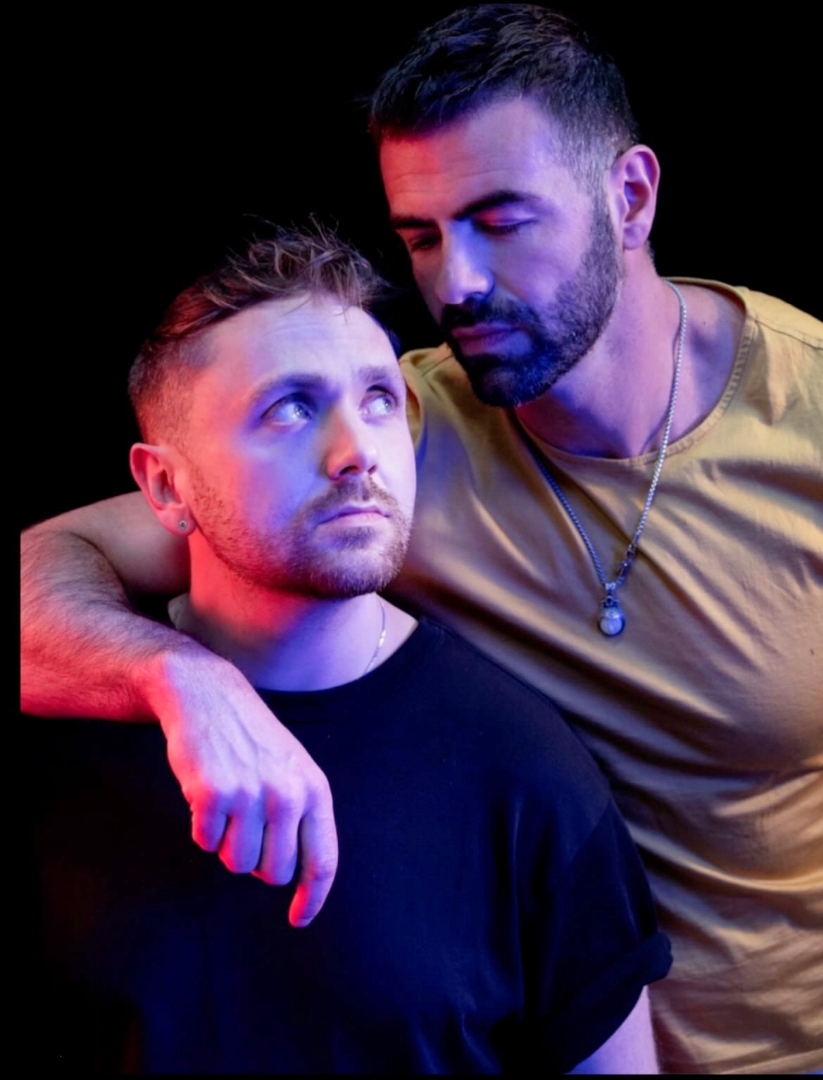 Lloyd Eyre-Morgan et David Tag dans le film Embarquement immédiat (Departures)