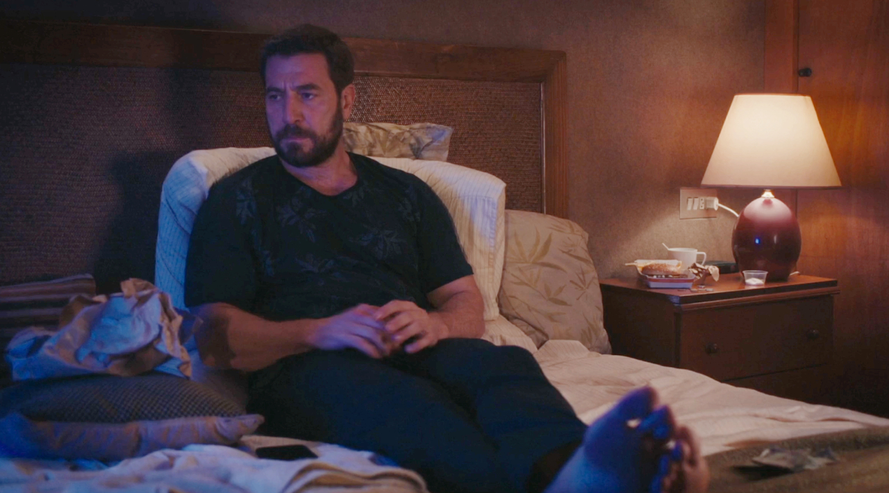 raul tejon incarne un personnage gay dans le film qui veut épouser un astronaute