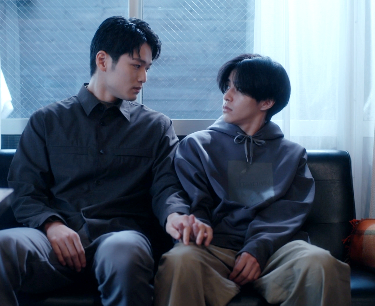 love begins in the world of if met en scène une romance gay au bureau 