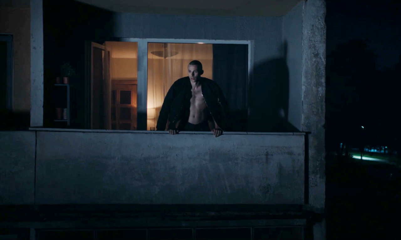 tenir debout, un film qui revisite les codes du film noir en mode gay