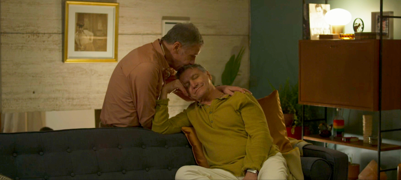 couple gay senior dans le film les trouble fetes