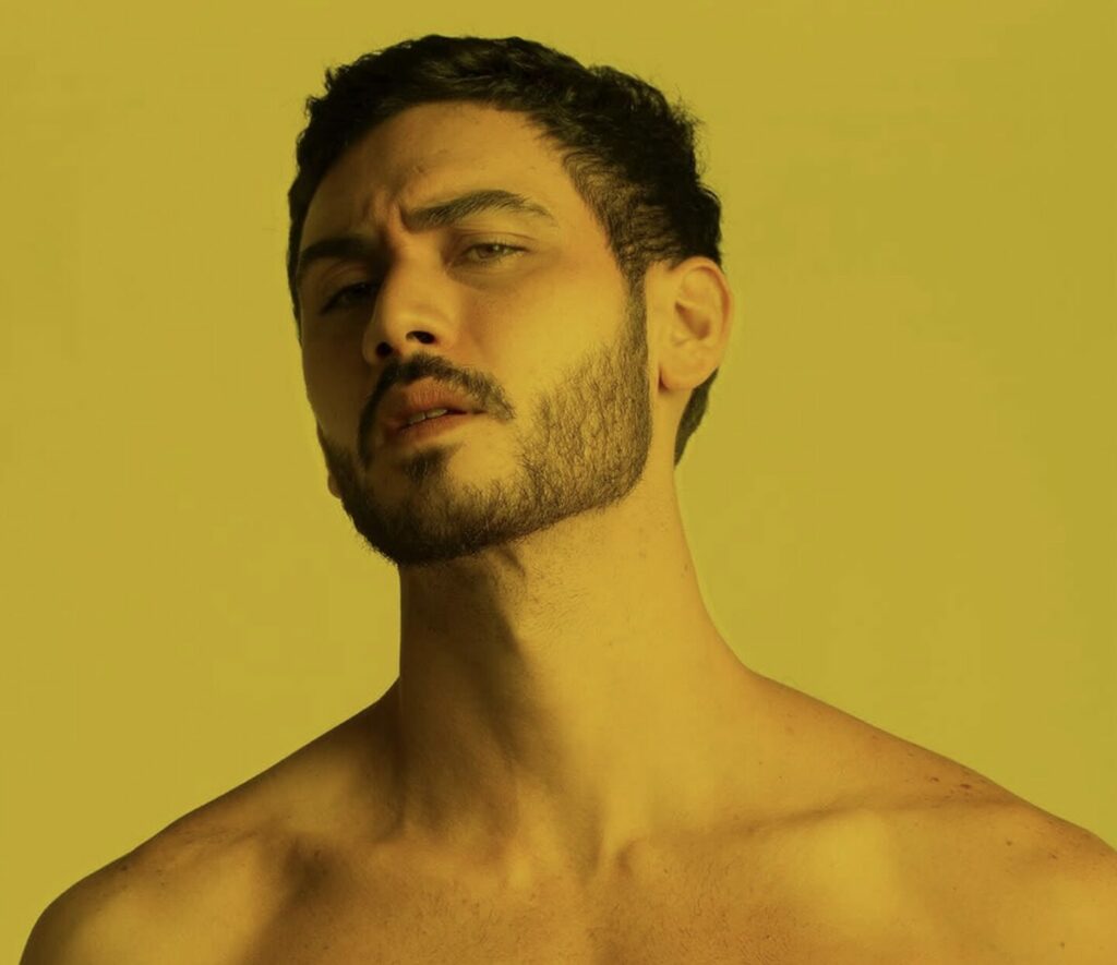 alejandro speitzer dans un rôle gay