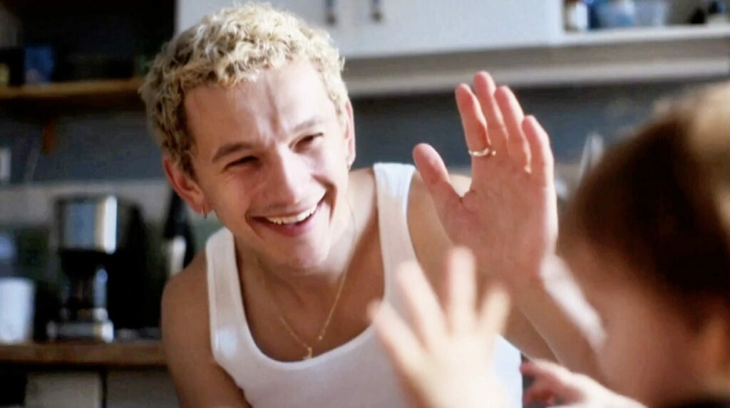 proud une série qui montre un homme gay changeant de vie en devenant père
