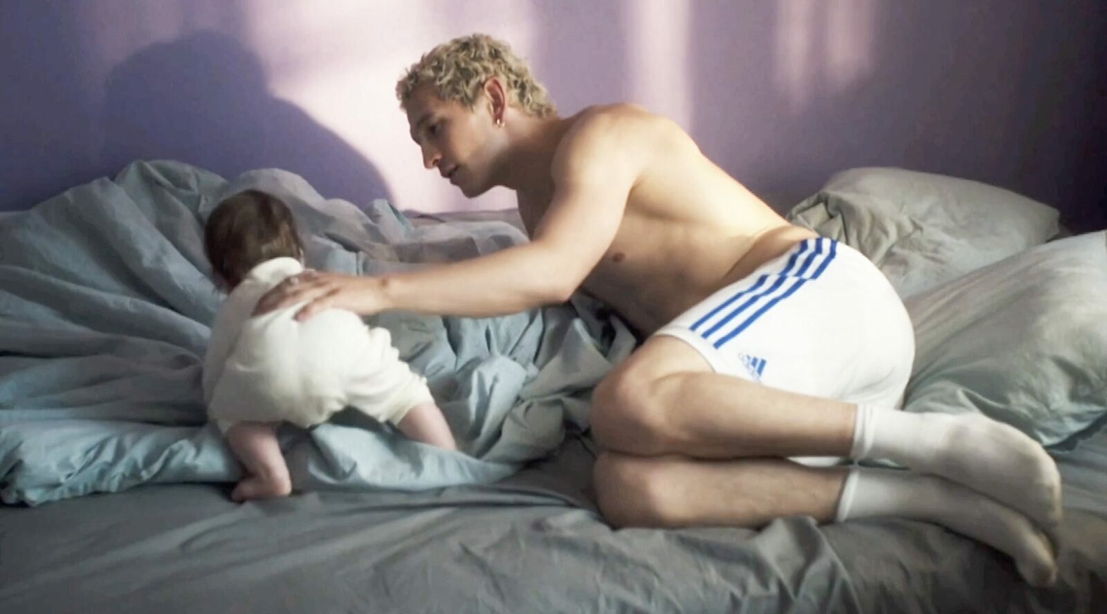proud est une série qui suit un papa gay en Pologne